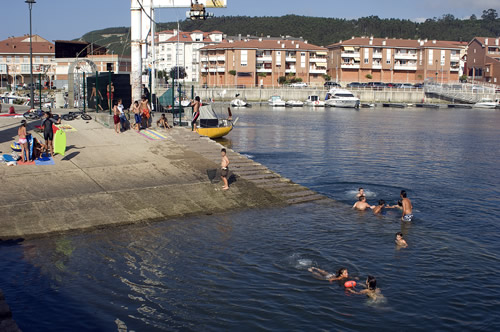 Bañistas en el puerto